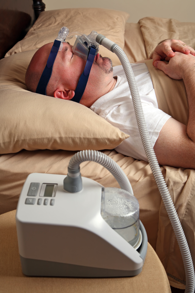 CPAP cihazı iyi uyuyan bir hasta görseli. Adana