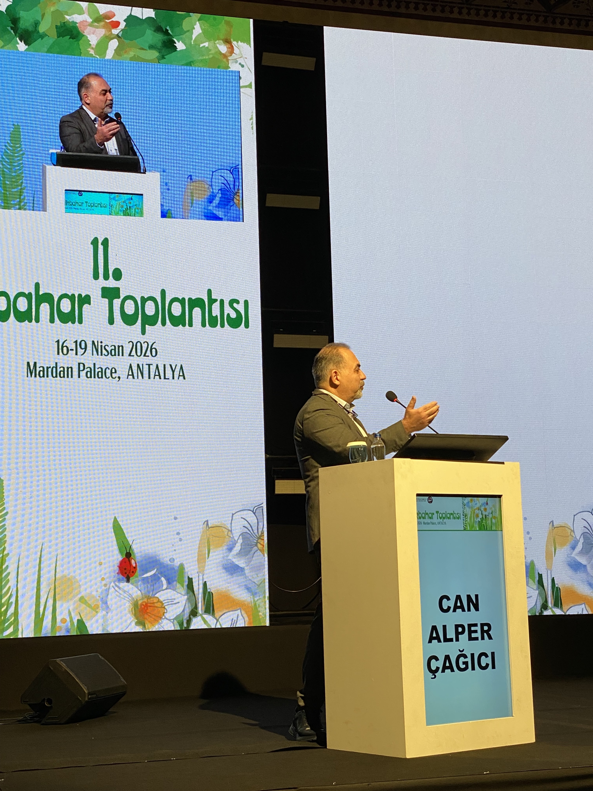 DR CAN ALPER ÇAĞICI'nın burun dolgusu ve tipplastiyi meslektaşlarına anlattığı kongre sunum fotoğrafı